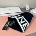 💰Chanel官网品质香奈儿秋冬网红时尚博主推荐款针织帽，藏着不动声色的高级感，每一处线条都透着利落大方，简约而不简单，大方且不失格调，处处细节都彰显着高端品味，时尚感在克制中愈发耐人寻味。 - Image 8