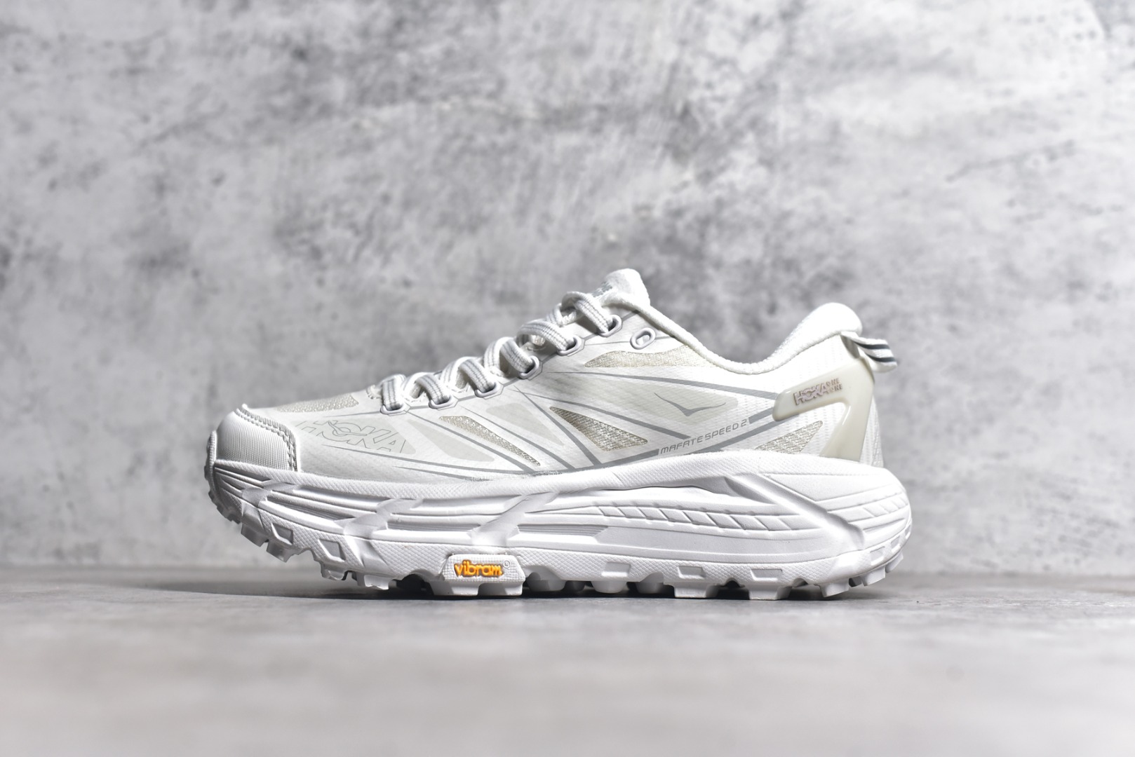 #HOKA ONE ONE Mafate Speed 2
低帮专业越野跑步鞋 实拍首发👏
相较于前几代Mafate包裹感更好
跟Speedgoat(快速羚羊)系列比起来更加舒适
鞋底防滑性能在下坡的石板台阶和原始路面都有很好的表现
HOKA血统属性厚底设计 在快速下坡时起到缓震保护作用
减少重力给予脚踝、膝部、髋关节等处带来的冲击力
官方货号: 1126851DX
尺码: 36 37 37.5 38 38.5 39.5 40 40.5 41.5 42 42.5 43 44 44.5 45