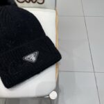 🧢普拉达💰RADA👒 秋冬新款配狐狸毛球专柜针织毛线帽，超火爆💖质感一流，出街超好搭配！减龄神器 - Image 4