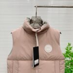 💰 加拿大鹅 Canada Goose 秋冬新款羽绒马甲 
搭配毛衣 卫衣 保暖同时毫无束缚感
采用国标95白鸭绒
轻薄飘逸 给你全方位的温暖！
上身颜值更有水准的洋气
让温暖和风度同行
中心线多重车线呈严整对称 谨守温馨守候 
胸前logo点缀着整件马甲！ 
独特之味道深入骨髓.减龄又十足保暖 既视感简单大气 男女同款 码数：XS-2XL - Image 2