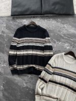 🆕- This knitted sweater weaves a Mediterranean breeze into the wardrobeWhen 10 cotton yarns and 46 blended yarns meet on a seven needle jacquard machine, the three yarns begin to weave a dialogue about material and color. Navy blue and navy blue cotton yarn have a rough and rustic feel, like the late night waters of the Adriatic Sea; The addition of 3.7% mulberry silk and wool in the light camel colored blended yarn gives the striped edges a subtle luster, reminiscent of the sparkling waves at sunset in Venice.When the weight of 580 grams is unfolded in the hand, one can feel the delicate balance between the stiffness of cotton and the softness of blended yarn. The vertical jacquard woven alternately with osmanthus needles and hanging needles forms a subtle texture on the navy blue background, resembling the outline of Venetian architecture seen through blinds. The white version is like a linen cloth sprinkled with sunlight, and the collision of the three materials is portrayed more clearly on a pure white canvas.The curvature of the round neck continues the elegant tradition of Italian tailoring, neither tightening the neck nor maintaining sharp lines. The contraction process of the hem keeps the hem of the garment firmly attached to the waist, and it will not move up whether you lift your hand or turn around. To support the muscles and bones with 10 strands of cotton yarn, to outline with delicate 46 strands of blended yarn, and to add luster and mulberry silk embellishment - this knitted sweater weaves the advantages of different materials into the same picture.The navy blue version paired with white pants is a classic Mediterranean style, while the white version paired with dark gray trousers can instantly switch to Milan style urban elegance. The intentions hidden in the texture of osmanthus needles, yarn blending, and precise weight all need to be personally felt in the cool autumn breeze to fully understand. While others are still struggling with the basic knitwear, this three layered jacquard sweater has already captivated the eyes of those who understand it with its sense of layering.In the current era of fast fashion proliferation, a blend knit that becomes softer and skin friendly with increasing wear is the truly worthwhile wardrobe evergreen tree to invest in. Jay Ya uses this piece to prove that a sophisticated sense of leisure allows every material to find the most comfortable expression in fabric.Color: White navy blue174-140 upper body size LSize: M-XXXL (48-56)Style number: FXZZ8688M size bust circumference 104 shoulder width 46.5 sleeve length 56 garment length 64.5Size L Chest circumference 108 Shoulder width 48 Sleeve length 57 Clothing length 66XL bust circumference 112 shoulder width 49.5 sleeve length 58 garment length 67.5XXL chest circumference 116 shoulder width 51 sleeve length 59 garment length 68.5XXXL bust circumference 120 shoulder width 52.5 sleeve length 60 garment length 69.5 - Image 3