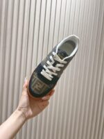 Fendi芬迪板鞋首款大头运动鞋~~fendi match篮球运动鞋，最新元素注入加FF复古的设计，超经典百搭系列……
鞋面采用牛皮和牛猄拼接组合，侧面凸起的双F logo，内里采用毛巾布里，TPU发泡组合双色大底不一般的舒适！情侣款35-44(男码加10) - Image 2