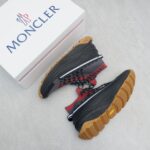 Moncler男士 Monte Runner 防水针织运动鞋
  该系列运动鞋延续了品牌的山地基因，透气防水，耐磨实穿，设计橡胶复合鞋底 适用于任何地形，具有耐久性和出色抓地力，增强缓冲和回弹力 搭配TPU尾翼，
  无论是都市漫游还是各类山地户外运动，都能轻松驾驭，潮酷个性叉充满科技感的外观，喜Gorpcore户外机能风的千万不能错过户外跑步都市漫步设计
Size:38-45 - Image 4