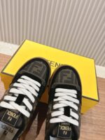 男码加10  Fendi芬迪板鞋首款大头运动鞋~~fendi match篮球运动鞋，最新元素注入加FF复古的设计，超经典百搭系列……
鞋面采用牛皮和牛猄拼接组合，侧面凸起的双F logo，内里采用毛巾布里，TPU发泡组合双色大底不一般的舒适！情侣款35-44 - Image 6
