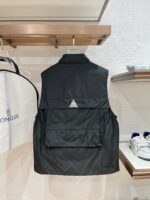 特级羽绒⬆️Moncler Grenoble Tongass羽绒户外马甲.高端黑标系列.原厂替换面料.特级鹅颈绒填充.

🎁出厂标配全套柜台礼盒包装.升级原版磁吸礼盒.

Tongass羽绒马甲提供保护而不显厚重，专为温和天气时进行户外活动而设计。

Tongass羽绒马甲是轻盈性能外套的研究成果。功能性面料紧致耐久，同时不增加额外的重量。配有宽大的实用口袋和登山扣，可减少您的随身行李数量。
详情
•专为户外活动设计
•采用紧致面料制成
•聚酯纤维衬里
•填充羽绒
•按扣开合
•实用口袋设有按扣、拉链和魔术贴开合
•抽绳下摆
•正面登山扣
•反光细节
Size：1-5 奶白/浅棕色/黑色 
D00780 - Image 9