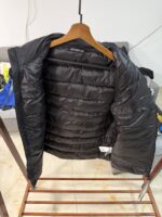 🉐 Arcteryx始祖鸟 Cerium Vest 纯色刺绣Logo字母 羽绒马甲 黑色

内里不是羽绒直接白送！
填充RDS认证850蓬欧洲白鹅绒，暖重比卓越，搭配易潮湿部位的Coreloft™合成 insulation，干冷湿冷环境均能持续保暖。 外层采用15D再生抗撕裂尼龙，整体轻盈可压缩，收纳后小于葡萄柚，随带随用。纯色基底搭配立体刺绣Logo，针脚工整清晰，品牌辨识度高。立体剪裁设计无活动束缚，可作为户外中层保暖件，也能当城市通勤叠穿单品，适配春秋冬三季穿搭需求。配备YKK防水拉链、可调抽绳下摆。

现货尺码：M、L、XL、XXL 。（可穿100-200斤 报身高体重安排合适尺码） - Image 4