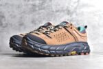 Bodega x HOKA ONE ONE Tor Ultra Low Gore-Tex 托亚系列增强版低帮厚底轻量坦克户外登山运动鞋“联名麦黄绿黑”1145771/NBYL HOKA ONE ONE 在去年异军突起，成为街头时尚圈中的新宠儿，品牌与时尚品牌 Engineered Garments 合作打造的联名 Tor Ultra Low 鞋款，更是设计与话题兼备的重磅之作，而本月 Hoka One One 又为这双超人气之作释出深蓝色、军绿色与黑色三款普通版配色。设计上依旧采用了具备透气性能的 eVent 物料制做鞋身，更搭配 Vibram 大底保留户外血脉，即使少了 Engineered Garments 的联名加持依旧十分出彩。尺码：40 40.5 41 42 42.5 43 44 45 - Image 2