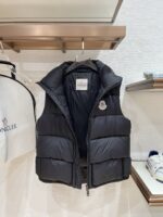 。特级羽绒⬆️Moncler x Christopher Raxxy 明星同款 男女款3D绗缝拉链羽绒马甲. 
🎁出厂标配全套柜台礼盒包装.升级原版磁吸礼盒.
这款羽绒是Moncler xChristopher Raxxy系列的男女同款单品，装饰元素传达了梦想阶梯的设计理念。
演员周雨彤、王安宇倾情演绎“梦幻楼梯”设计理念.
这款立体绗缝羽绒马甲采用轻质抗撕裂面料制成，由品牌携手
Christopher Raxxy合作打造。此款羽绒外套设计源自螺旋楼梯，其装饰元素代表着蜿蜒曲折的命运台阶。
详情
•采用轻质抗撕裂面料制成
•细密抗撕裂面料衬里
•拉链开和
•隐藏式口袋
•防风门襟
•拉链开合
•绗缝贴片，填充羽绒
•联名毛毡标识贴片
Size : 0-4黑色/浅蓝/奶白/三色入.情侣款 - Image 5