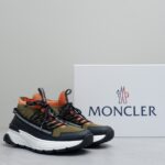 Moncler男士 Monte Runner 防水针织运动鞋
  该系列运动鞋延续了品牌的山地基因，透气防水，耐磨实穿，设计橡胶复合鞋底 适用于任何地形，具有耐久性和出色抓地力，增强缓冲和回弹力 搭配TPU尾翼，
  无论是都市漫游还是各类山地户外运动，都能轻松驾驭，潮酷个性叉充满科技感的外观，喜Gorpcore户外机能风的千万不能错过户外跑步都市漫步设计
Size:38-45 - Image 2