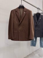 LP NuoyoupianyaColor: Black, Coffee, GreySize: M-4XL 178 135 pounds, wearing L, maximum wearing 190 poundsIntroduction: New men's wool suit jacket for autumn and winter 2025. The latest new product on the cabinet, exclusively launched nationwide, uses 60% wool fabric, with delicate and textured feel. The unique design of the entire garment is distinctive, and the pattern and cutting are quite stylish. It follows the brand's usual exquisite and elegant temperament, reproducing the contemporary style of men's clothing design. The most unique feature lies in the minimalist and atmospheric design, with a strong visual effect and strong style. The details and materials are exquisite everywhere, and the showcase is recommended to give men the most exquisite dressing. The high-end temperament is elegant, and it is a must-have for stylish men. - Image 3