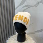 Fendi FENDI Knitted Hat 😘 😱 Simple and elegant 👍  The tight knitting method is very thick, soft and comfortable 🙈 Warm and stylish ❤️ can't bear to put it down 👍 Dear, hurry up and get it 👍😘 Same gender design!