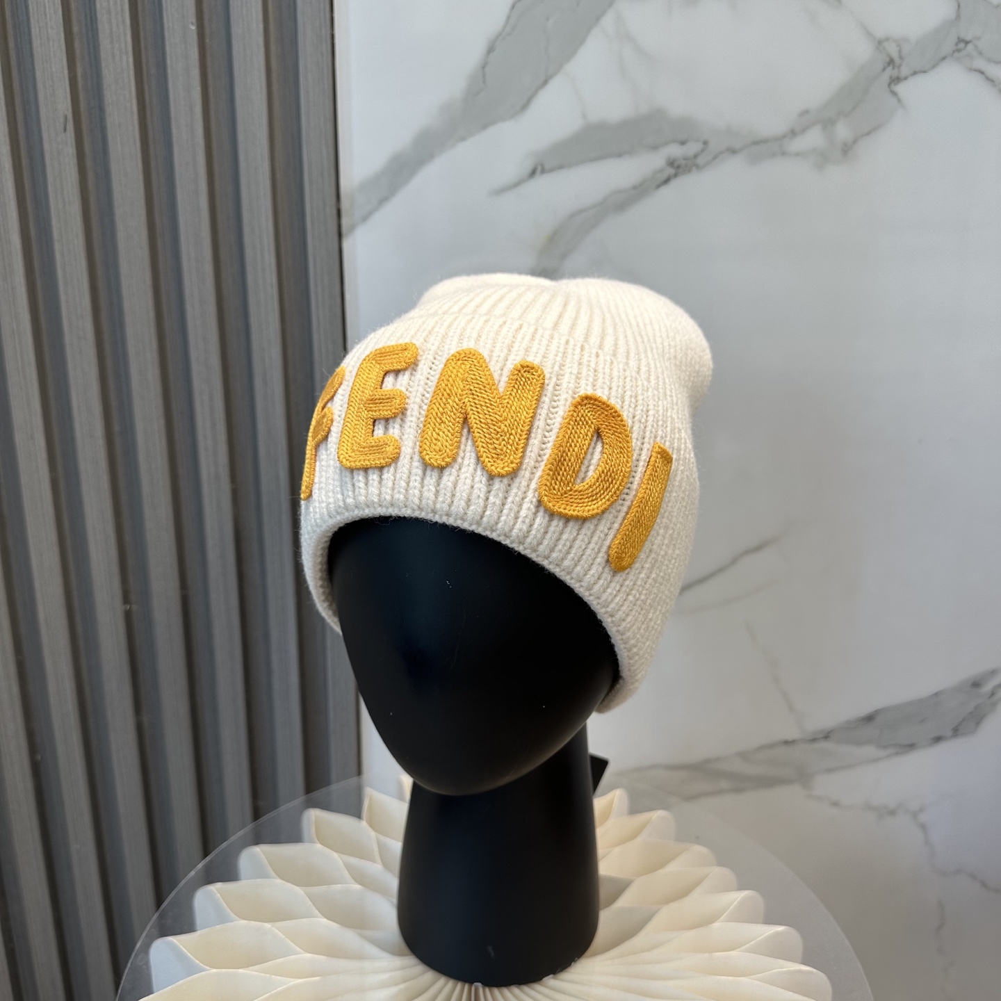 Fendi FENDI Knitted Hat 😘 😱 Simple and elegant 👍  The tight knitting method is very thick, soft and comfortable 🙈 Warm and stylish ❤️ can't bear to put it down 👍 Dear, hurry up and get it 👍😘 Same gender design!