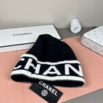 💰Chanel官网品质香奈儿秋冬网红时尚博主推荐款针织帽，藏着不动声色的高级感，每一处线条都透着利落大方，简约而不简单，大方且不失格调，处处细节都彰显着高端品味，时尚感在克制中愈发耐人寻味。 - Image 3