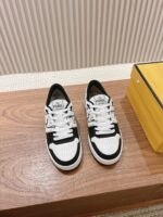 男码加10  Fendi芬迪板鞋首款大头运动鞋~~fendi match篮球运动鞋，最新元素注入加FF复古的设计，超经典百搭系列……
鞋面采用牛皮和牛猄拼接组合，侧面凸起的双F logo，内里采用毛巾布里，TPU发泡组合双色大底不一般的舒适！情侣款35-44 - Image 3