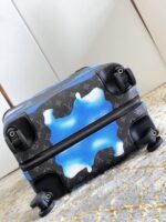 【独家实拍 黑花丝印拉杆箱】K608 全新 Horizon 拉杆箱以个性创意革新路易威登的传奇经典，为标志性 Monogram 帆布点缀旅行贴饰，追溯品牌传统行李箱的设计风尚。皮革边角保护和超大外置拉杆丰富智慧细节，打造优雅且实用的旅行伴侣。详细特征35.0 x 23×53cm（长×宽×高）
人工测量1-2cm误差 
【温馨提示❤此款无包装/不支持退换】 - Image 8