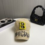 BALENCIAGA new embroidered logo baseball cap from Balenciaga, cool color scheme, with different styles for men and women to wear. The first batch will be shipped first! Paris fans must make a purchase!