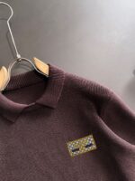 GUCCI 2025官网冬季最新毛衣，专柜同步在售爆款！特供羊毛混纺面料.手感舒适.可直接接触皮肤，logo徽章精致刺绣标志，极为抢眼！细节凸显大牌时尚魅力.精致做工.立体裁剪风格.穿着效果无敌帅气！三标齐全！码数：M-3XL - Image 2