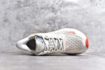 纯原级别 HOKA ONE ONE Clifton 克里夫顿9代专业性能减震公路跑步鞋 轻盈透气的针织网面和纱线的使用让鞋面更挺拔 增强鞋面的强度和支撑性能 搭配柔软的鞋舌 让双脚在舒适包裹中跑的更加畅快 全新泡棉中底 柔软的同时增强回弹性能 为不同跑者提供更平稳流畅的脚感 带来全面的缓冲保护 根据人体工程学设计的延长拉襟 后跟处弹软的海绵填充舒适固定 避免掉跟和摩擦 相比上一代光滑的内衬 Clifton 9的内衬增强了摩擦力 避免双脚在鞋内滑动 SIZE：36 36.5 37.5 38 38.5 39 40 40.5 41 42 42.5 43 44 44.5 45 - Image 4