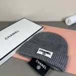 💰Chanel官网品质香奈儿秋冬网红时尚博主推荐款针织帽，藏着不动声色的高级感，每一处线条都透着利落大方，简约而不简单，大方且不失格调，处处细节都彰显着高端品味，时尚感在克制中愈发耐人寻味。 - Image 2