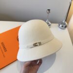 💰白色

HEREMS爱马仕2025秋冬新款羊毛盆帽，百分百羊毛🦙皮带扣礼帽，时尚女神必备，头围57cm 卡其 黑色头围57cm - Image 5