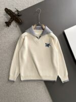 The latest winter sweaters on Dior 2025 official website, synchronized with popular items on sale at counters! Specially supplied wool blended fabric Comfortable to feel It can directly touch the skin, with exquisite embroidered logos and badges that are extremely eye-catching! Details highlight the fashionable charm of big brands Exquisite craftsmanship Stereoscopic cutting style The wearing effect is unbeatable and handsome! All three standards are complete! Size: M-3XL