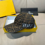 Comes with a box bag and Fendi's new original baseball cap, featuring a double F jacquard pattern. It is a hot selling item at the counter and has an excellent reputation for its retro double F jacquard pattern. The 1:1 mold is customized with the original jacquard sail fabric and top layer cowhide, making it lightweight and breathable! Excellent quality, basic head circumference of 56, adjustable patch, must buy item as shown in the picture!
