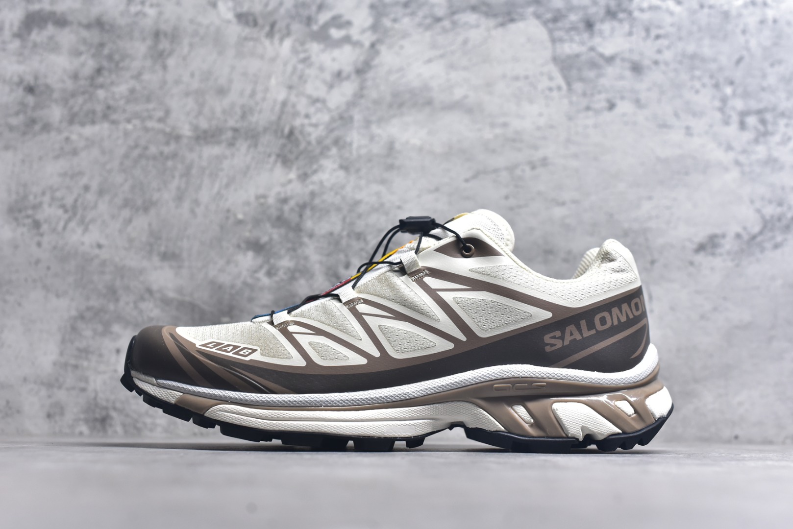 ▪panan权威实拍💯#AR41210
新货🚀#法国户外品牌-萨洛蒙 Salomon XT-6 
萨洛蒙复古潮流户外机能登山跑鞋
纯原外贸平台特供订单 
耗时半年巨作 全套原纸板楦头开发 
原厂特供网布配套加持 确保原汁原味
完美呈现版型 原档数据独家私模五层组合大底 
男女鞋同步官方开发至46.5 
原装Ortholite轻量化鞋垫 中底布带钢印编号 
原厂TPU锁扣 进口港宝加持 
后跟自然饱满 还原公司包裹性 
鞋面以“锯齿”状的包裹系统呈现 
在基色底之下加入了各种色点缀 
将公司的最新技术和时尚前卫的造型融入耐用的长跑款式中 
鞋面由 TPU 薄膜制成 并焊接在高耐磨网眼上 使其既时尚又坚固 由 ACS底盘支撑 可增强稳定性和支撑力 以及由橡胶凸耳 Contragrip外底覆盖的 EVA 缓冲中底 旨在应对崎岖的地形 鞋舌上的彩色Salomon 标签、Quicklace 系统以及鞋头、鞋舌和鞋跟上的附加品牌使细节更加完美 让穿着者可以轻松驾驭户外与通勤下的任何运动生活场景 无缝鞋身户外随意纵横 颜值与脚感兼备 出街通勤 绝对非常吸睛 你值得拥有 
官方货号: 475822 263633
尺码：36 36.5 37.5 38 38.5 39 40 40.5 41 42 42.5 43 44 44.5 45 46 46.5