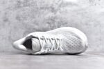 纯原级别 HOKA ONE ONE Clifton 克里夫顿9代专业性能减震公路跑步鞋 轻盈透气的针织网面和纱线的使用让鞋面更挺拔 增强鞋面的强度和支撑性能 搭配柔软的鞋舌 让双脚在舒适包裹中跑的更加畅快 全新泡棉中底 柔软的同时增强回弹性能 为不同跑者提供更平稳流畅的脚感 带来全面的缓冲保护 根据人体工程学设计的延长拉襟 后跟处弹软的海绵填充舒适固定 避免掉跟和摩擦 相比上一代光滑的内衬 Clifton 9的内衬增强了摩擦力 避免双脚在鞋内滑动 SIZE：36 36.5 37.5 38 38.5 39 40 40.5 41 42 42.5 43 44 44.5 45 - Image 4