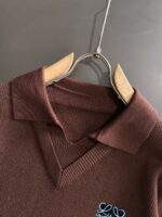The latest winter sweaters on the official website of Luoyiwei 2025 are on sale at the counter simultaneously! Specially supplied wool blended fabric Comfortable to feel It can directly touch the skin, with exquisite embroidered logos and badges that are extremely eye-catching! Details highlight the fashionable charm of big brands Exquisite craftsmanship Stereoscopic cutting style The wearing effect is unbeatable and handsome! All three standards are complete! Size: M-3XL - Image 3