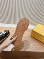 Fendi芬迪板鞋首款大头运动鞋~~fendi match篮球运动鞋，最新元素注入加FF复古的设计，超经典百搭系列……
鞋面采用牛皮和牛猄拼接组合，侧面凸起的双F logo，内里采用毛巾布里，TPU发泡组合双色大底不一般的舒适！情侣款35-44(男码加10) - Image 9
