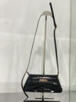 鳄鱼纹皮
XX翻盖腋下包
Balenciaga这只XX Bag是Balenciaga美包家族最新成员，它的名字以代表亲密的缩写“XX”来命名，简直是情人节必入手的应景包包💖非常流畅的线条和皮革与金属logo的搭配外，XX Bag可随意调节的包带也是让我一眼爱上并入手的原因。将两条背带拼接变成斜挎背包；把背带缩到最短拎在手里，又是俏皮精致都市复古调调；单根背带的最长档位恰好能让XX Bag变身时髦火热的腋下包。型号695645XX尺寸:27x15.5x4.8配原厂盒
