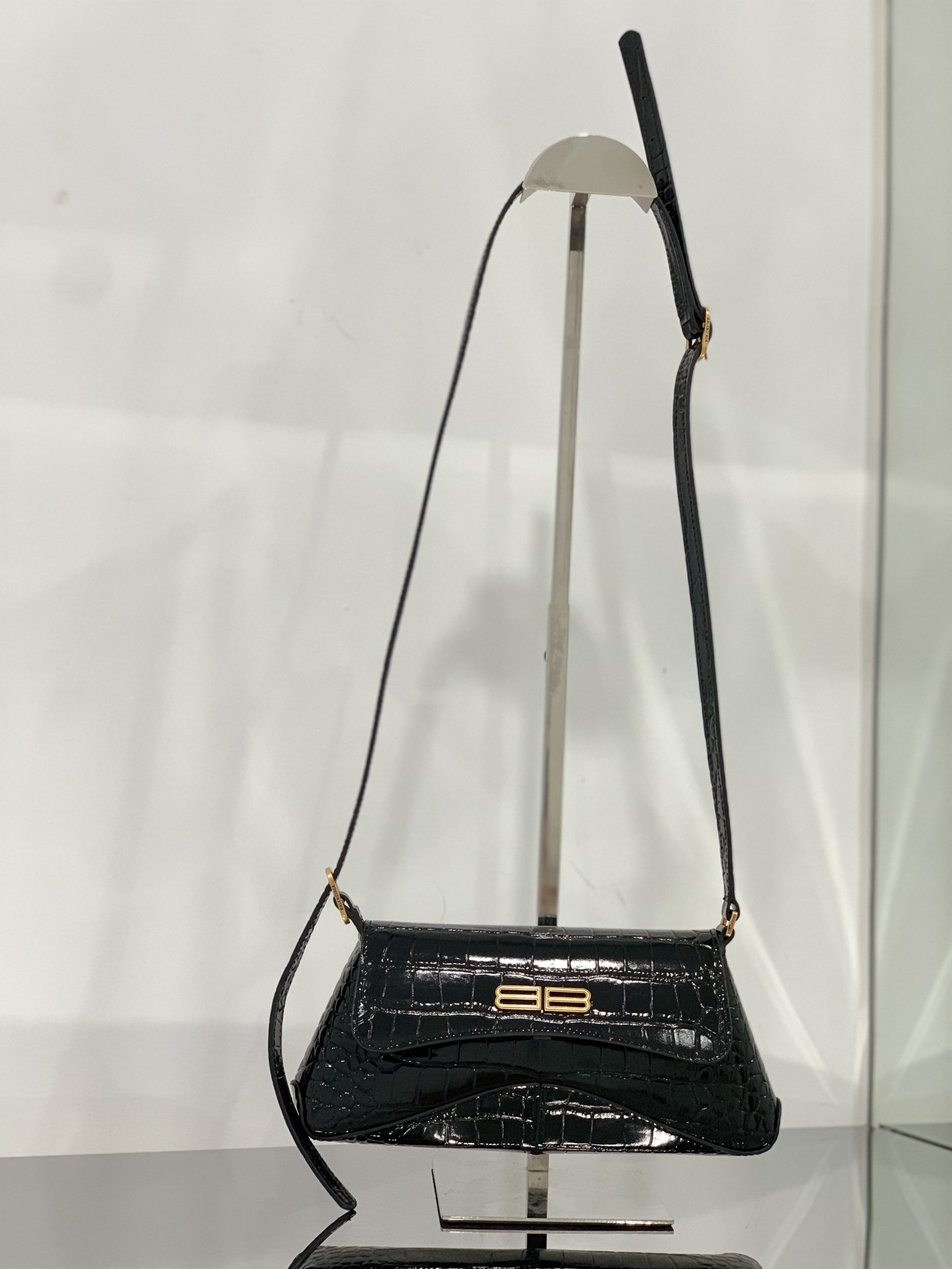 鳄鱼纹皮
XX翻盖腋下包
Balenciaga这只XX Bag是Balenciaga美包家族最新成员，它的名字以代表亲密的缩写“XX”来命名，简直是情人节必入手的应景包包💖非常流畅的线条和皮革与金属logo的搭配外，XX Bag可随意调节的包带也是让我一眼爱上并入手的原因。将两条背带拼接变成斜挎背包；把背带缩到最短拎在手里，又是俏皮精致都市复古调调；单根背带的最长档位恰好能让XX Bag变身时髦火热的腋下包。型号695645XX尺寸:27x15.5x4.8配原厂盒