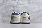 ▪🐼权威实拍💯#SJ37860
新货🚀#Travis Scott x Fragment Design x Air Jordan 1 Low OG SP AJ1 耐克联名 灰深蓝鬼脸 低帮文化休闲板鞋 LD2025-009
#多方联名合作融合了Travis Scott 独特的音乐风格，藤原浩个性的设计风格以及Jordan品牌的经典元素 使其成为一双具有独特身份和价值的鞋子 清新而立体的外观加上联名标识更突出了其独特身份 这种配色方案显示出活力和时尚感 在视觉上引人注目  鞋身的质感和细腻的细节处理使其显得高端而格调十足  这款“倒钩”联名是设计与创意完美结合  融合多方的个性风格是一款备受瞩目的潮流鞋款
尺码：36 36.5 37.5 38 38.5 39 40 40.5 41 42 42.5 43 44 44.5 45 9.E5 - Image 5
