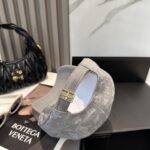 LV路易威登官网同步高版本 新款牛仔棒球帽🧢
火爆技术升级，洗水牛仔风街头风十足
更符合现在时尚小哥哥小姐姐的style，机场街拍超飒！ - Image 3