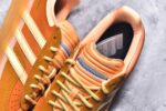 ▪panan权威实拍💯#AD30200
新货🚀#坏痞兔Bad Bunny x AD Gazelle Indoor Trainers "Benito"羚羊内训系统低帮复古百搭休闲运动德训风板鞋“棕色变形鞋头” JS5050

鞋款整体选择了简约的黑白皮革搭配浅灰色长绒麂皮材质，最后以半透明生胶大底收尾，质感在线。不同于以往联名的调色盘操作，Bad Bunny对Gazelle indoor进行了加宽加厚处理，以及鞋头变形的设计，带来全新的歪头面包鞋型Gazelle。此外，鞋款标签直接呈现在后跟处，鞋侧adidas标识下方还加入了"benito"字样，辨识度拉满。
尺码：35 36 36⅔ 37⅓ 38 38⅔ 39⅓ 40 40⅔ 41⅓ 42 42⅔ 43⅓ 44 44⅔ 45 - Image 9