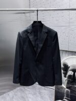 Dior 2025ss Spring and Autumn new suit, high-end version! Customized fabrics for counters have high breathability and comfort, impeccable details, and brand element design concepts, reflecting high quality. Delicate and soft to the touch! Presenting casual tailoring, the upper body design is superb! Size range: 48-56