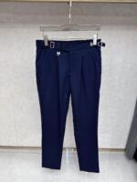Prada's latest collection for autumn/winter 2025 in Asia! High end customized slim fit business casual pants with original hardware, suitable for daily business and leisure. The upper body effect is super positive, the three-dimensional slim fit lifts the buttocks, and the leg lines are fully highlighted. It contains special cotton fabric from Tencel! Belonging to the type of yarn dyed cotton! The texture is tight and delicate, making the upper body very comfortable and stylish, and extremely practical and versatile. It is definitely worth buying! Regular customers must receive recommendations!! Size: 29-36