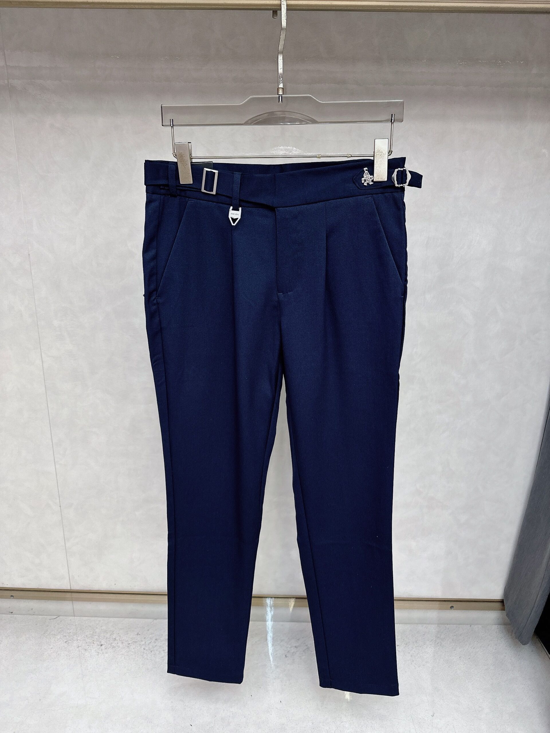 Prada's latest collection for autumn/winter 2025 in Asia! High end customized slim fit business casual pants with original hardware, suitable for daily business and leisure. The upper body effect is super positive, the three-dimensional slim fit lifts the buttocks, and the leg lines are fully highlighted. It contains special cotton fabric from Tencel! Belonging to the type of yarn dyed cotton! The texture is tight and delicate, making the upper body very comfortable and stylish, and extremely practical and versatile. It is definitely worth buying! Regular customers must receive recommendations!! Size: 29-36