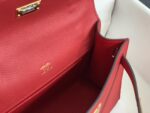 stock✨现货 国旗红
kelly pochette  一代 epsom皮 22cm 金银扣现货
一代的容量比二代大很多 满足日常使用 非常实用 百搭 加条猪鼻子链条当斜挎💕💕 - Image 6
