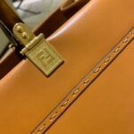 FÉŃĎI TOTE 托特包“阳光手提袋”
棕色皮革简单字母LOGO设计，琥珀色双手柄是整个包包最大焦点，单拧着就很有气场，也不勒手，整体复古感超强，非常适合喜欢复古风的时髦精，硬货力推💥 
2801
尺寸40x35x21cm#16060 - Image 4