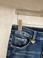 【Armani Jeans | Classic Denim, Embossed with Luxury DNA】 When streetwear meets haute couture, a pair of jeans can become a badge of status.
Deconstructing the language of denim with centuries-old craftsmanship, we infuse every inch of fabric with a modern attitude and luxurious details, making everyday wear a silent declaration of taste.
✨ A pair of jeans is an attitude, and even more so, a legacy.
It's not just a wardrobe essential, but also an interpretation of the brand's spirit—
"From suitcases to jeans, we have always defined the boundaries of luxury with the ultimate craftsmanship."
Sizes: 28-42 - Image 6