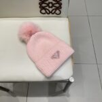 🧢普拉达💰RADA👒 秋冬新款配狐狸毛球专柜针织毛线帽，超火爆💖质感一流，出街超好搭配！减龄神器 - Image 3