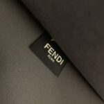 灰色
FÉŃĎI TOTE 托特包“阳光手提袋”
简单字母LOGO设计，琥珀色双手柄是整个包包最大焦点，单拧着就很有气场，也不勒手，整体复古感超强，非常适合喜欢复古风的时髦精，硬货力推💥 2801
尺寸40x35x21cm#16060 - Image 5