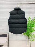 💰加拿大剪刀25SS  金属LOGO铆钉羽绒服马甲
顶级版本超高克重平均充绒量280G 超厚！顶级蓬松！ 顶级品质！100%还原全网最顶级充绒量超厚超保暖，区分市面杂货。
店主北方人亲自操刀 大大解决了南方出品不懂北方冬天的痛点 完全不吝啬 必须是塞满 塞的鼓鼓囊囊 和ZP一模一样的厚重 冬天鹅毛大雪站在雪地里我保证你没有感觉 裹棉被都不一定有它保暖 ！总结下来就是一句话：“除了我家你找不到比这更厚更保暖的羽绒马甲”
— 大码充绒量350克以上 三层里布防护不钻绒
— 原版购入开发 官网在售10000+
— 大身面料采用ZP打版， 防水耐脏 
— 验布后使用KP-LS全自动机械特种梭织拉布机制作
—正品YKK定制拉链 金属剪刀，金属铆钉加固 
— 三标辅料 齐全 吊牌 剪刀logo原版定制
— 整件衣服非常繁琐 廓形剪裁 原版尺码
— 绝对的1:1高版本 码数：S-XXL - Image 9