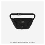 Balenciaga/巴黎世家 24Fw UNITY双环字母大腰包
原9200购入，第一时间拆解面料分析，采用日产品牌客定可再生短纤尼龙格纹面料，手感比普通尼龙面料更具有韧性，紧密度极高，万次开合实验，强效抗撕裂，经无氟DWR处理，可防泼水可容纳手机，钱包，卡片等物件，满足生活需求特定品牌YKK拉链拉头五金，拉链届的爱马仕，定制三分提花logo织带，独家开模插扣，激光刻印Logo，进口田岛机绣花，针线紧密饱满，完美还原，Spacermesh软垫背幅舒适而通风透气，轻量耐用，功能性多样，可日常搭配可户外
Size：34x17x41cm