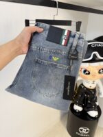 【Armani Jeans | Classic Denim, Embossed with Luxury DNA】 When streetwear meets haute couture, a pair of jeans can become a badge of status.
Deconstructing the language of denim with centuries-old craftsmanship, we infuse every inch of fabric with a modern attitude and luxurious details, making everyday wear a silent declaration of taste.
✨ A pair of jeans is an attitude, and even more so, a legacy.
It's not just a wardrobe essential, but also an interpretation of the brand's spirit—
"From suitcases to jeans, we have always defined the boundaries of luxury with the ultimate craftsmanship."
Sizes: 28-42