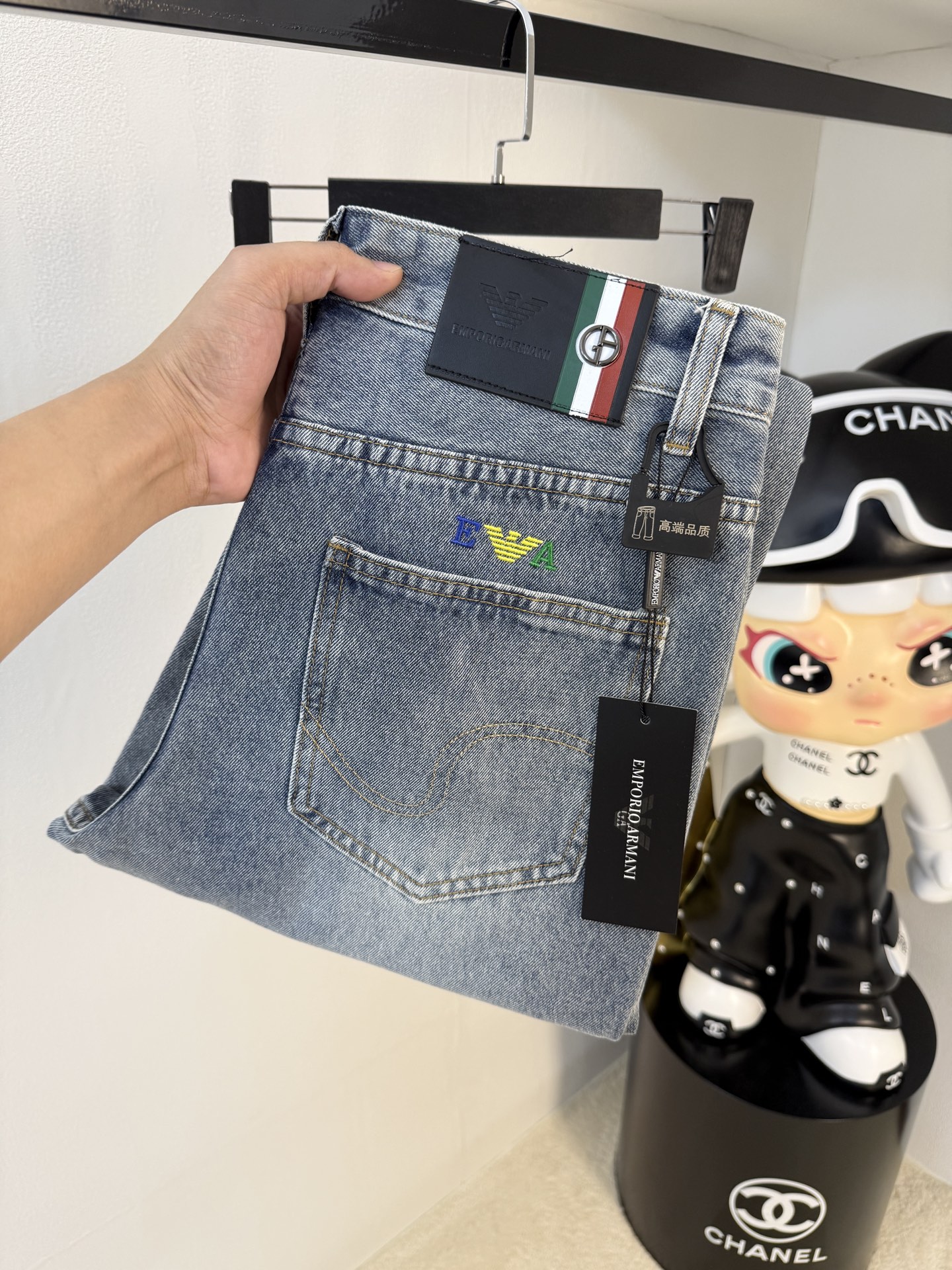 【Armani Jeans | Classic Denim, Embossed with Luxury DNA】 When streetwear meets haute couture, a pair of jeans can become a badge of status.
Deconstructing the language of denim with centuries-old craftsmanship, we infuse every inch of fabric with a modern attitude and luxurious details, making everyday wear a silent declaration of taste.
✨ A pair of jeans is an attitude, and even more so, a legacy.
It's not just a wardrobe essential, but also an interpretation of the brand's spirit—
"From suitcases to jeans, we have always defined the boundaries of luxury with the ultimate craftsmanship."
Sizes: 28-42