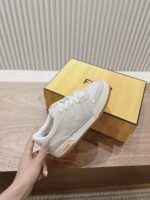 男码加10  Fendi芬迪板鞋首款大头运动鞋~~fendi match篮球运动鞋，最新元素注入加FF复古的设计，超经典百搭系列……
鞋面采用牛皮和牛猄拼接组合，侧面凸起的双F logo，内里采用毛巾布里，TPU发泡组合双色大底不一般的舒适！情侣款35-44 - Image 5