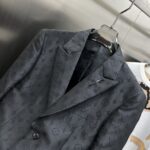 Louis Vuitton LV 2025ss Spring and Autumn new suit, high-end version! Customized fabrics for counters have high breathability and comfort, impeccable details, and brand element design concepts, reflecting high quality. Delicate and soft to the touch! Presenting casual tailoring, the upper body design is superb! Sizes: 48-56 can be paired with a set - Image 5
