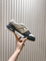 Fendi芬迪板鞋首款大头运动鞋~~fendi match篮球运动鞋，最新元素注入加FF复古的设计，超经典百搭系列……
鞋面采用牛皮和牛猄拼接组合，侧面凸起的双F logo，内里采用毛巾布里，TPU发泡组合双色大底不一般的舒适！情侣款35-44(男码加10)